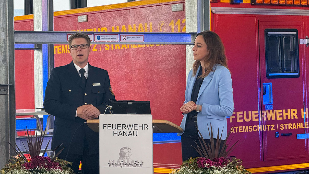 Das neue Design- und Sicherheitskonzept der Feuerwehr Hanau haben dieser Tage Stadträtin Isabelle Hemsley und Hendrik Frese, Leiter des Brandschutzamtes, der Öffentlichkeit vorgestellt.