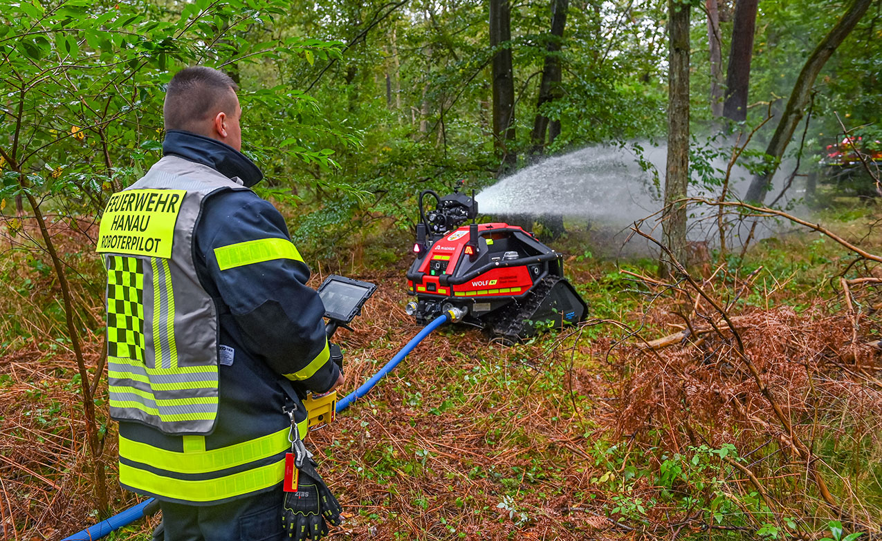 Bei der Vorführung in einem Hanauer Waldstück: Der Löschroboter 