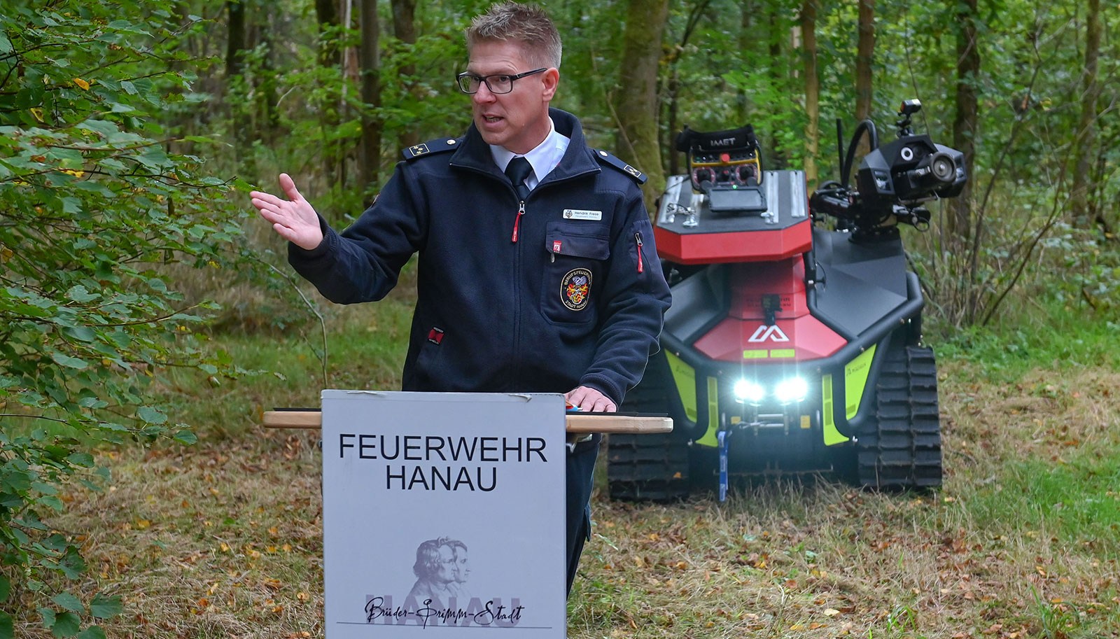 „Mit dem Löschroboter können wir Brände unter extremen Bedingungen bekämpfen, ohne die Gesundheit unserer Einsatzkräfte unnötig zu gefährden“, sagte Hanaus Feuerwehrchef Hendrik Frese am Montag bei der Pressekonferenz. 