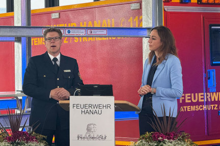 Das neue Design- und Sicherheitskonzept der Feuerwehr Hanau haben dieser Tage Stadträtin Isabelle Hemsley und Hendrik Frese, Leiter des Brandschutzamtes, der Öffentlichkeit vorgestellt.