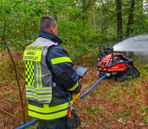 Bei der Vorführung in einem Hanauer Waldstück: Der Löschroboter 