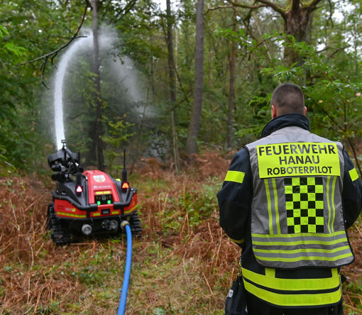 Bei der Vorführung in einem Hanauer Waldstück: Der Löschroboter 