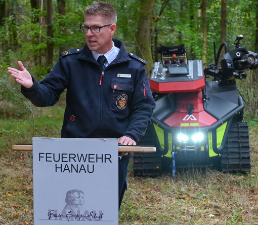 „Mit dem Löschroboter können wir Brände unter extremen Bedingungen bekämpfen, ohne die Gesundheit unserer Einsatzkräfte unnötig zu gefährden“, sagte Hanaus Feuerwehrchef Hendrik Frese am Montag bei der Pressekonferenz. 